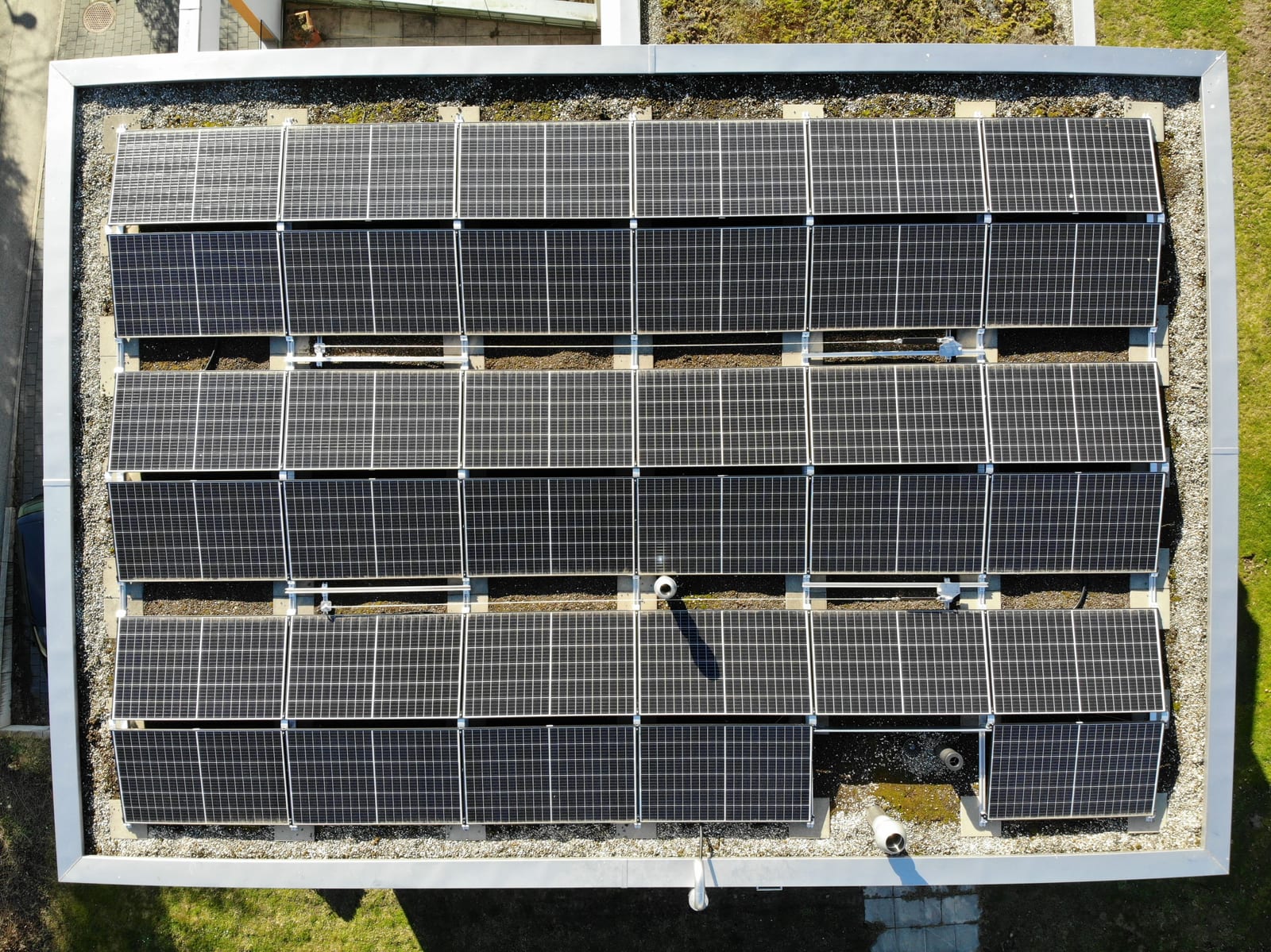 Luftaufnahme eines vom Solarteur gebauten Modulfelds auf einem Flachdach