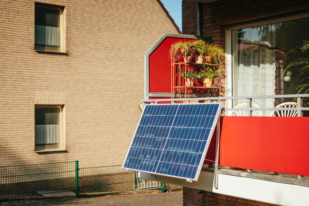 Vom Solarteur an einem Balkongeländer montiertes Steckersolargerät