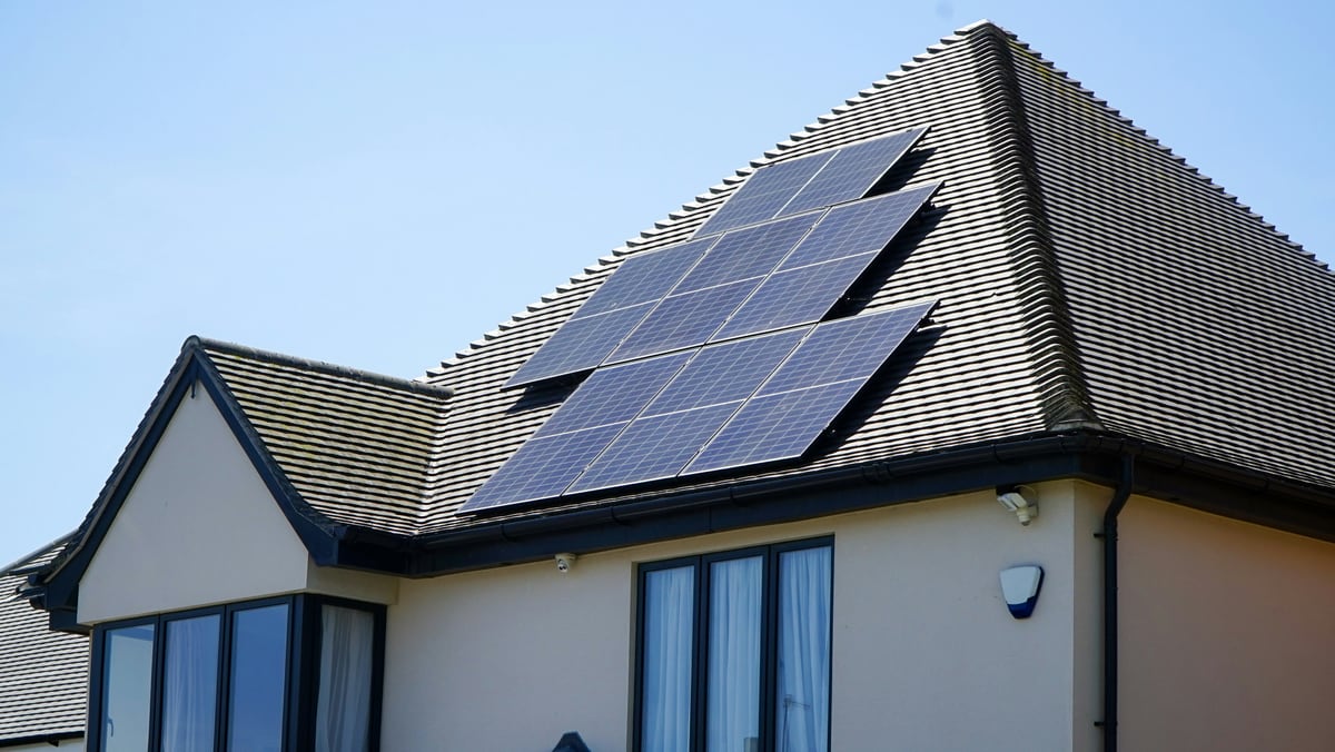 Einfamilienhaus mit einem vom Solarteur teilbelegten Solardach